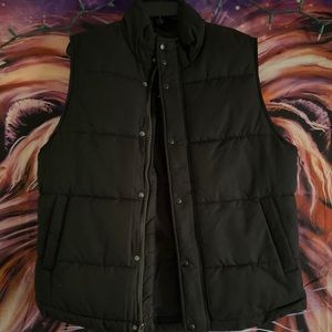 Black puff jacket. (Sleeveless)